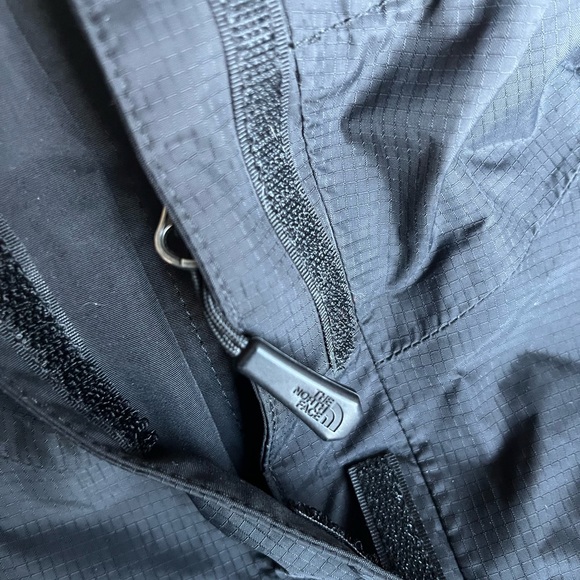 TNF Rain Jacket Medium - Picture 10 of 15